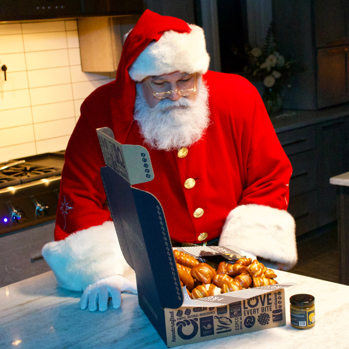 Topknot XL Signature Soft Pretzel Box - Happy Holidays