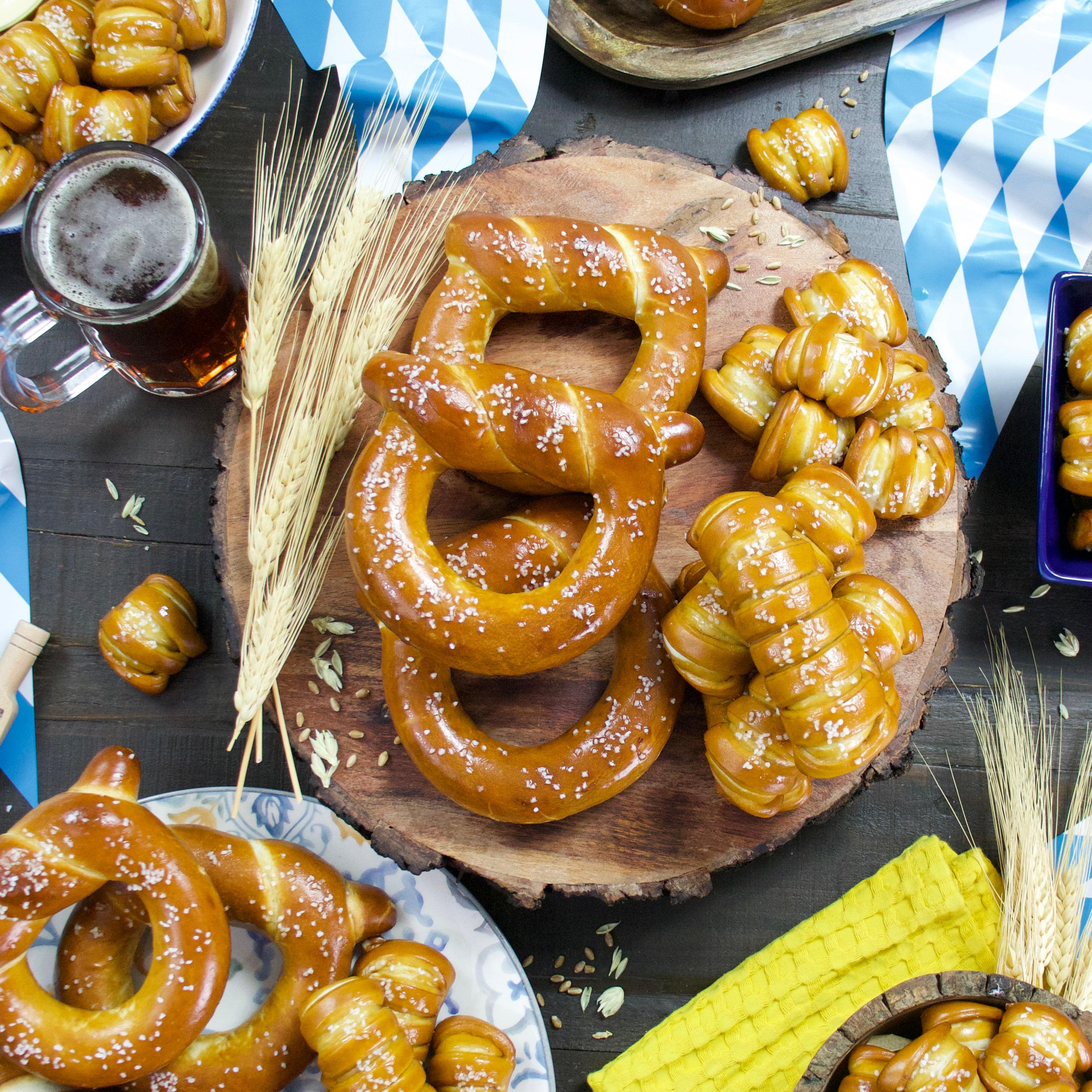 TURNBUCKLE STICKS SOFT PRETZEL BOX - Oktoberfest