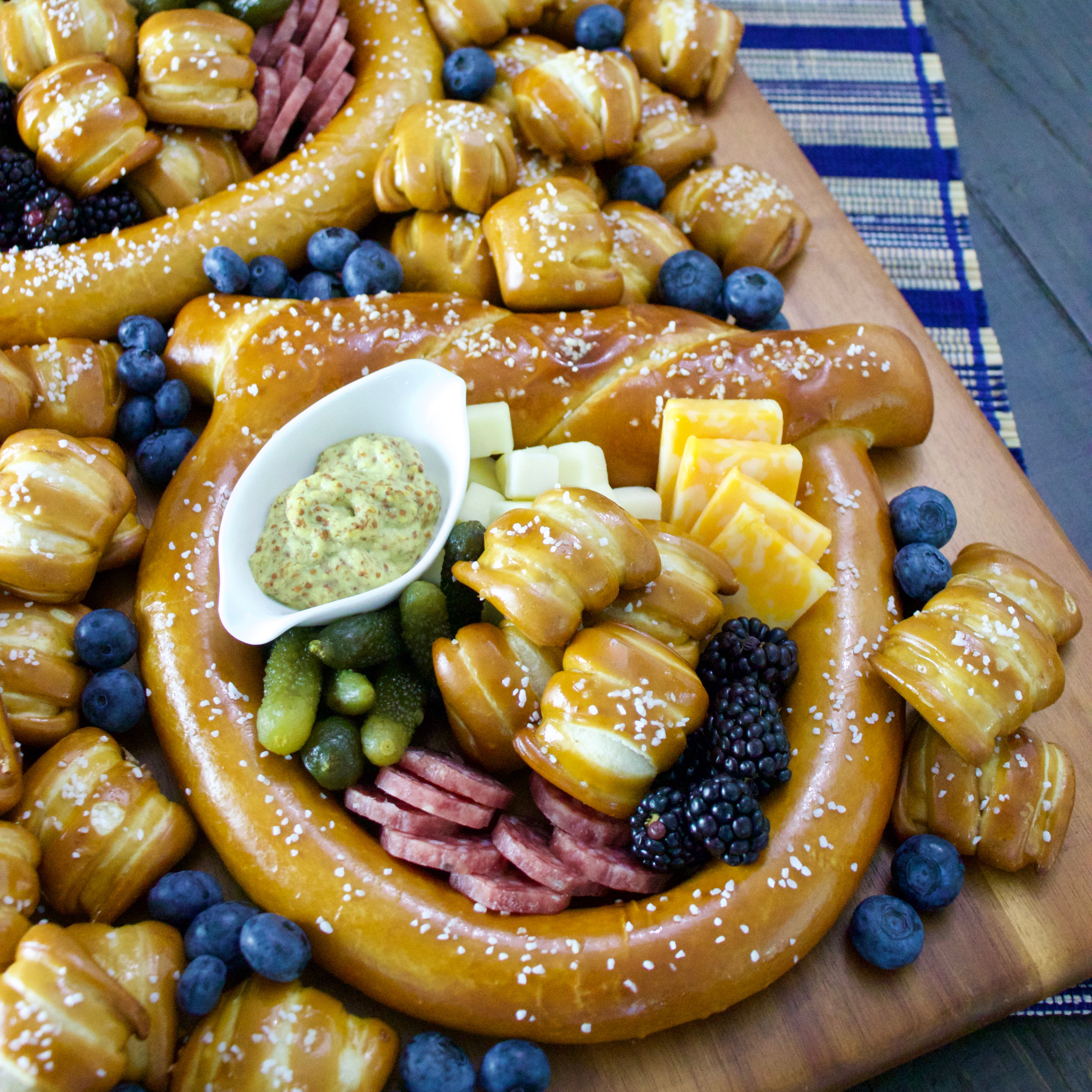 Topknot XL Signature Soft Pretzel Box